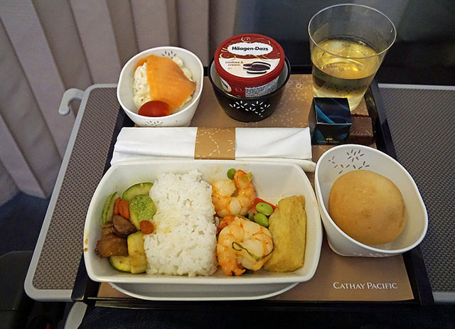 Hình ảnh soi bữa ăn của 5 hãng hàng không tốt nhất thế giới