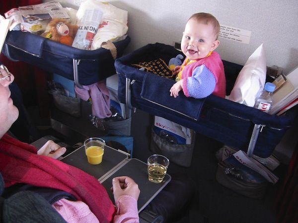 Trẻ sơ sinh đi máy bay cần giấy tờ gì