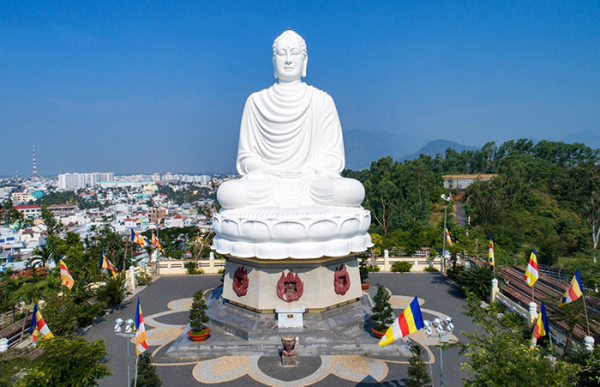 Tượng Phật trắng tại chùa Long Sơn