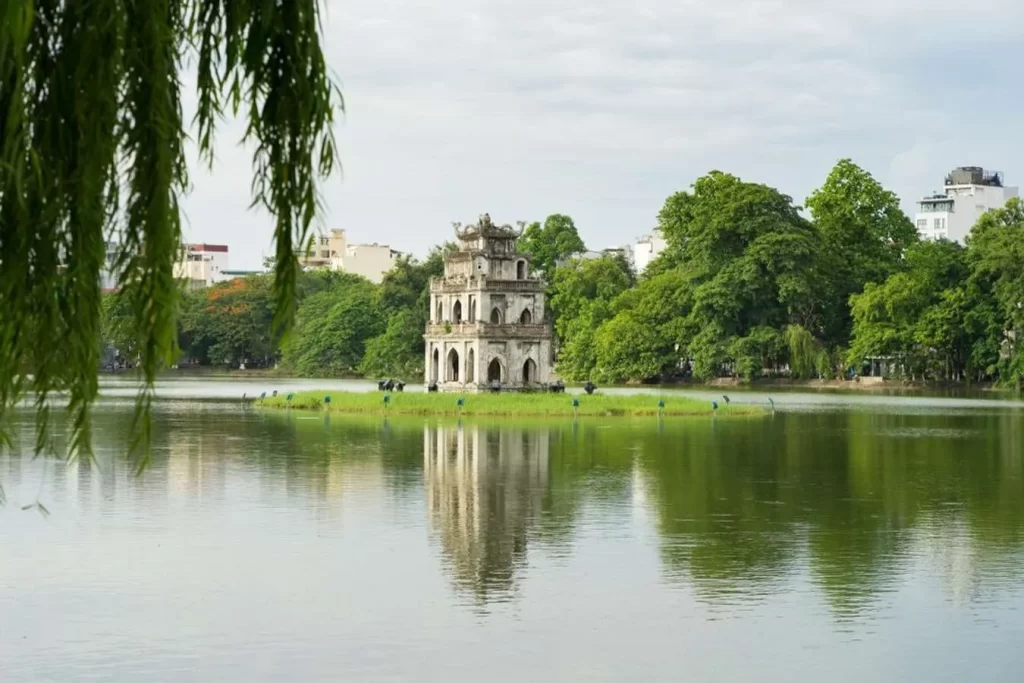 Hồ Gươm hay hồ Hoàn Kiếm gắn liền với nhiều truyền thuyết lịch sử
