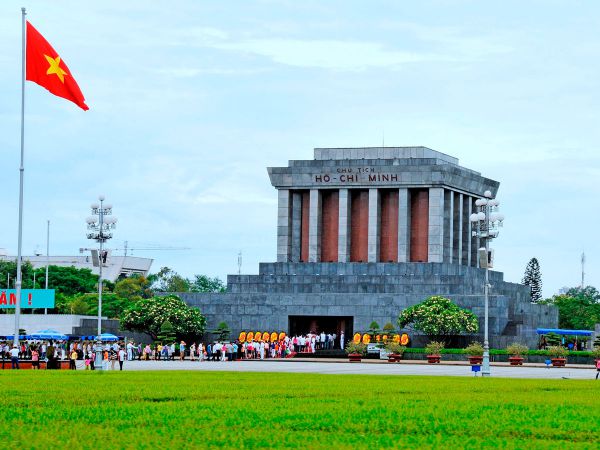 Các bé đến Hà Nội sẽ được đi thăm Lăng Chủ tịch Hồ Chí Minh