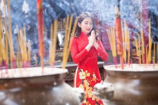 Người dân Sài Gòn thường đi lễ chùa ngày đầu năm để cầu bình an, tài lộc, phúc đức