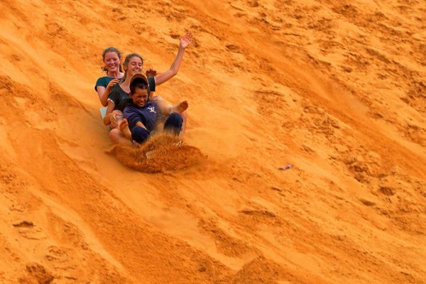 Trượt cát là trải nghiệm được yêu thích ở Mũi Né