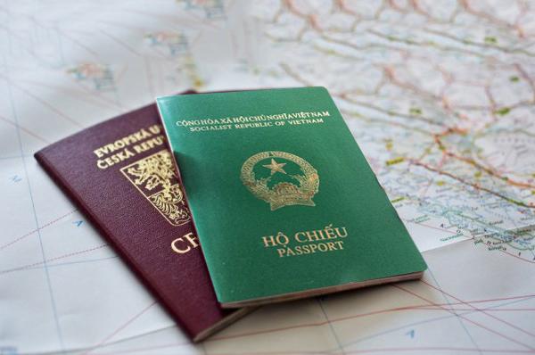 Hộ chiếu là vật bất ly thân của mọi hành khách khi đi du lịch quốc tế 