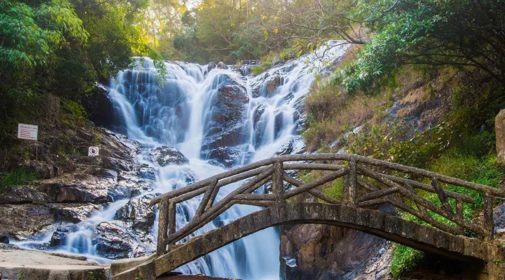 Thác Datanla thác nước đẹp cũng là điểm vui chơi mạo hiểm thu hút du khách tại Đà Lạt