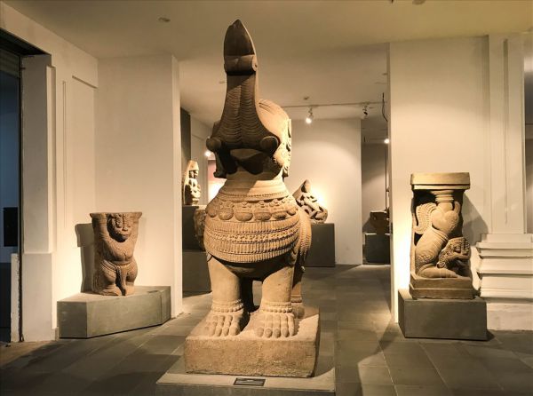  Du khách đến thăm Bảo tàng Điêu khắc Chăm có cơ hội xem nhiều cổ vật có giá trị 