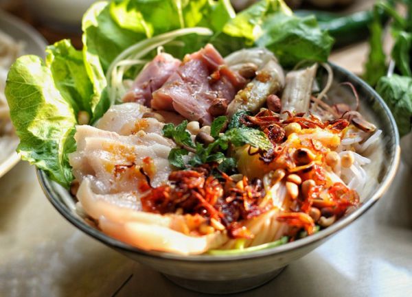 Bún mắm nêm là một trong những món ăn phải thử khi du lịch Đà Nẵng tháng 8