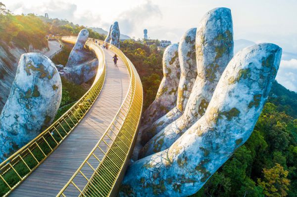 Cầu Vàng là điểm đến nổi tiếng ở Đà Nẵng và được nhiều du khách yêu thích
