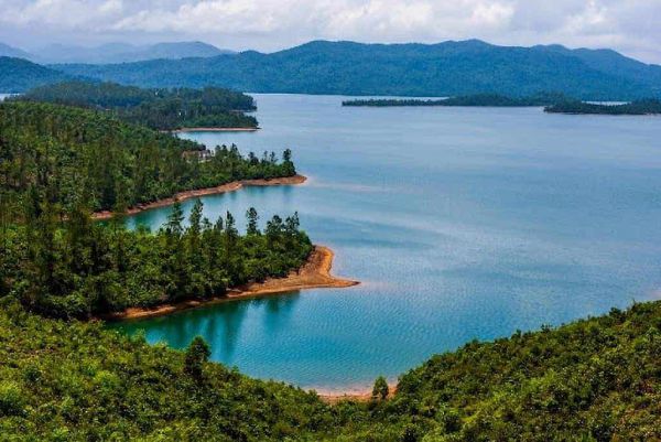 Hồ Phú Ninh sở hữu phong cảnh thơ mộng, yên bình (Nguồn ảnh: Sưu tầm)