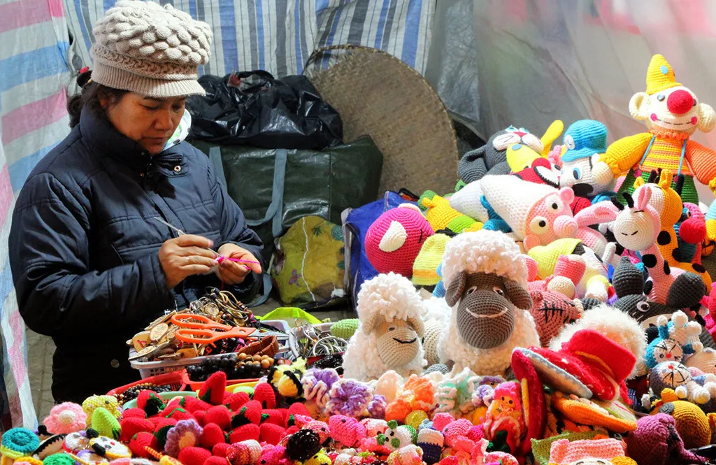 Ngoài đồ ăn vặt ngon chợ Đà Lạt có bán rất nhiều đồ len dễ thương