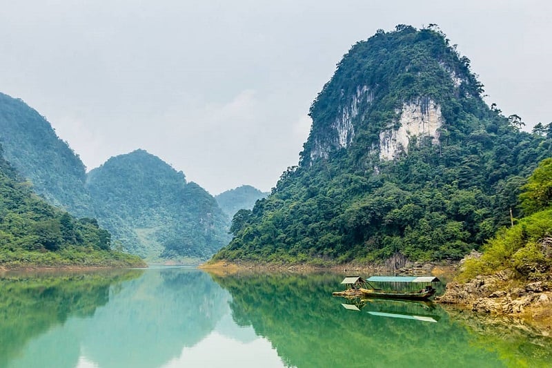Khung cảnh yên bình của hồ Thang Hen