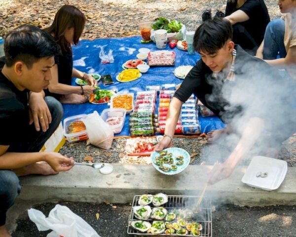 Du khách tổ chức ăn uống tại Thuỷ Châu