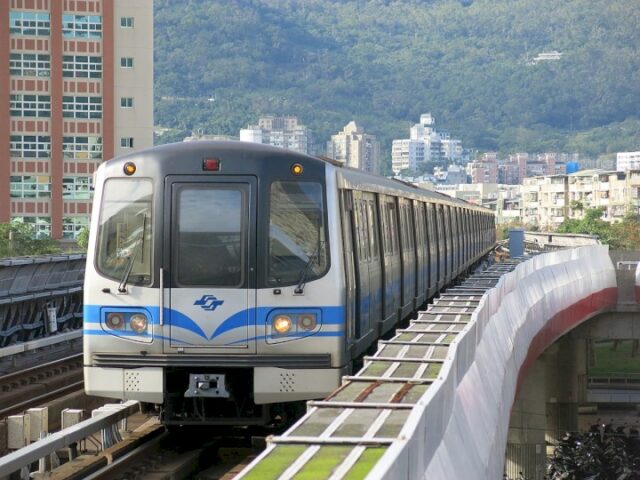 MRT (Tàu điện ngầm) từ sân bay Đài Viên về trung tâm