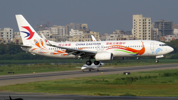 China Eastern Airlines là hãng hàng không đang khai thác chặng bay từ Hà Nội đi Quảng Châu