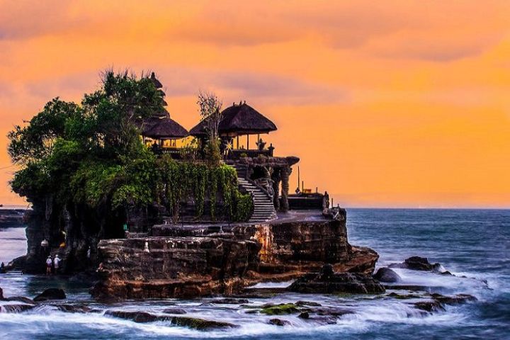 Đền Tanah Lot nằm ở phía Tây của Bali
