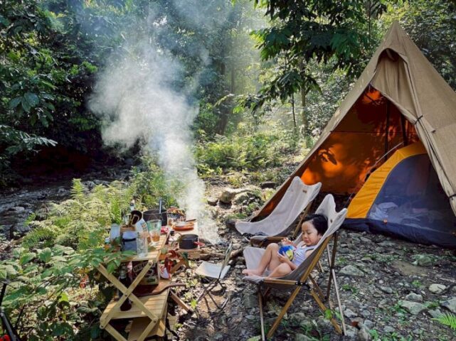 Du khách cắm trại tại Vườn quốc gia Xuân Sơn