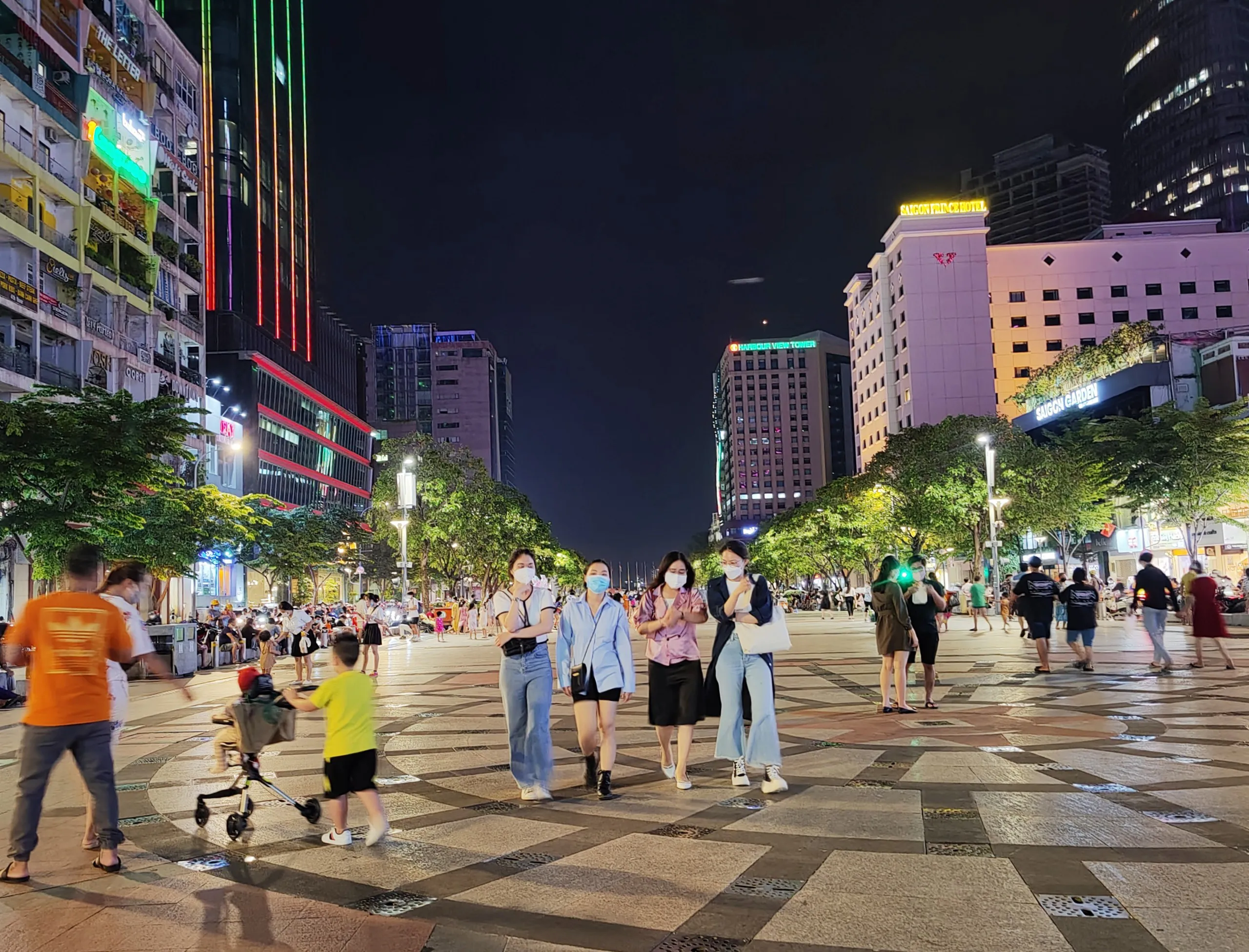 Phố đi bộ Nguyễn Huệ - Điểm vui chơi về đêm cực hot ở Sài Gòn