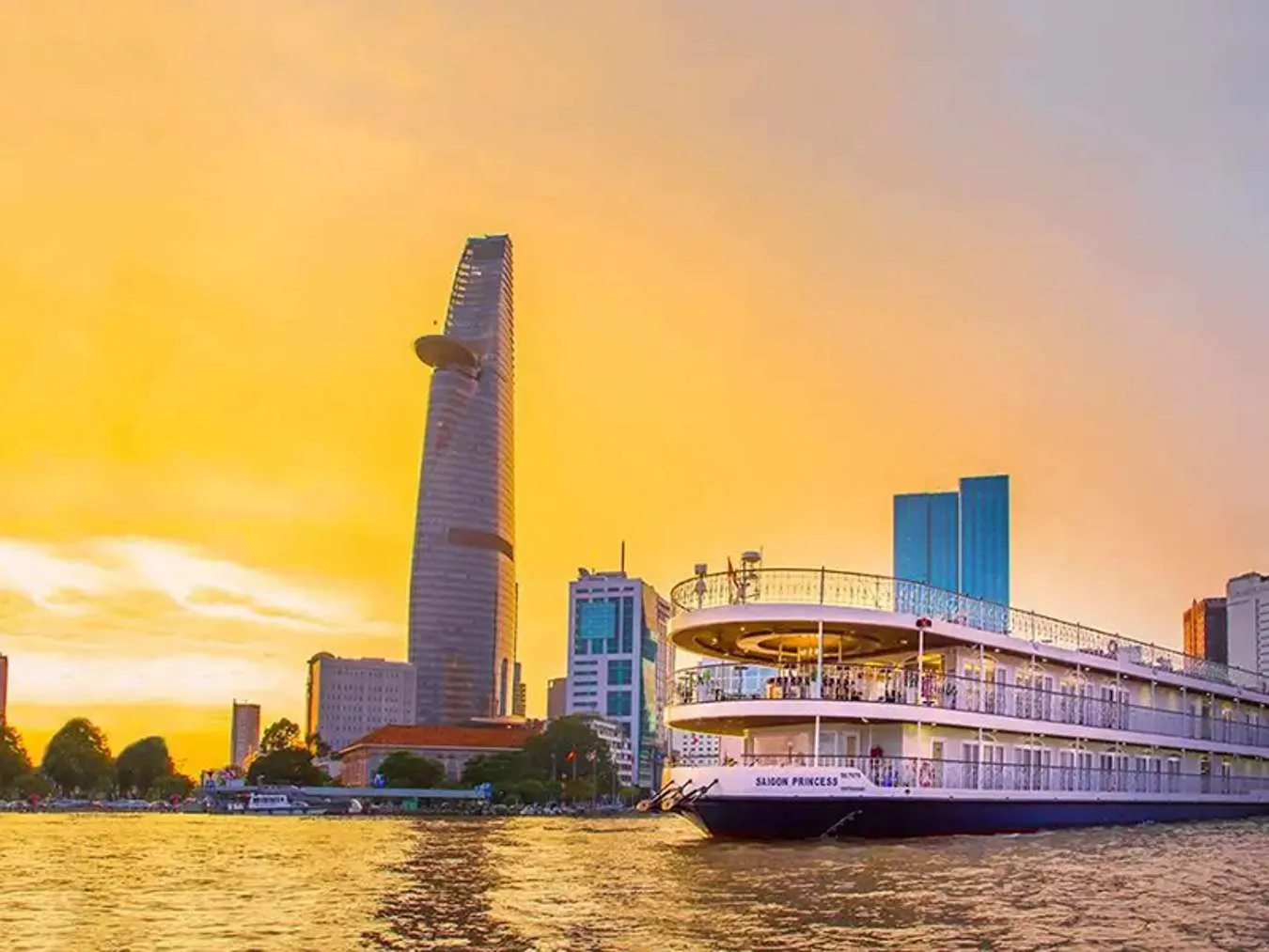 Dạo sông Sài Gòn là một trải nghiệm đáng thử khi ghé thăm thành phố