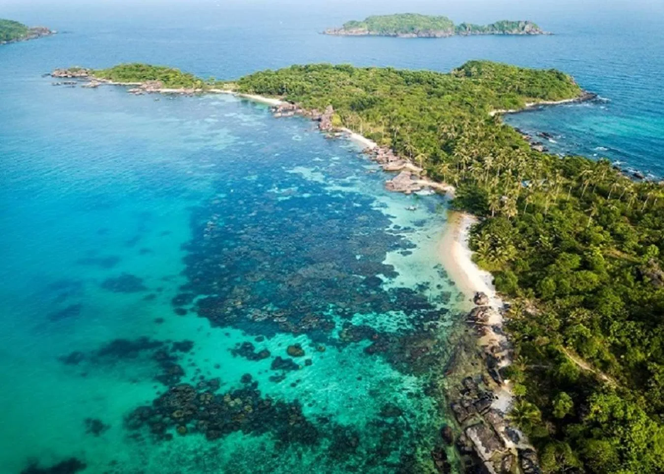 Biển Nha Trang có màu nước xanh ngọc bích khiến du khách thích thú