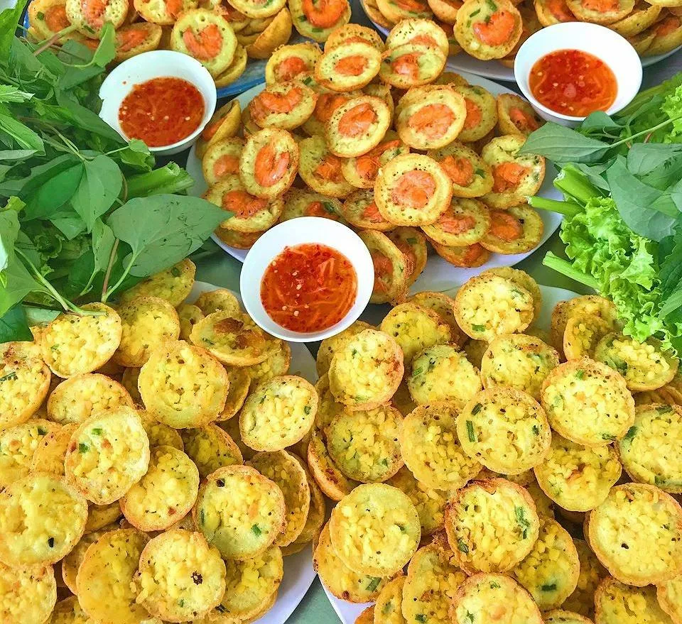 Bánh khọt - một trong những món ăn vặt không thể bỏ qua khi du lịch Sài Gòn