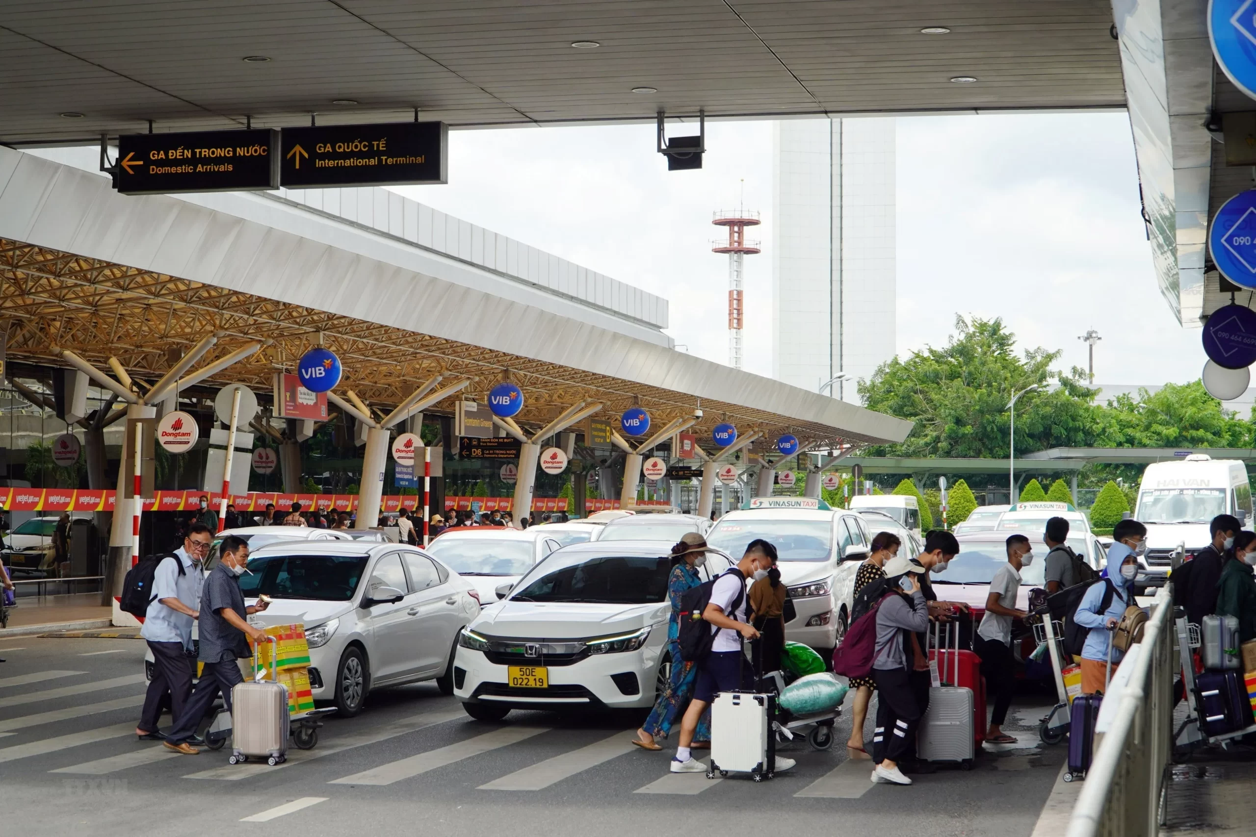Tại sân bay Tân Sơn Nhất có rất nhiều hình thức di chuyển để bạn lựa chọn