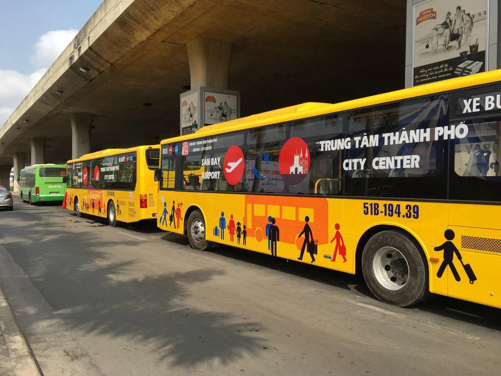Đi xe bus từ sân bay Tân Sơn Nhất về trung tâm thành phố