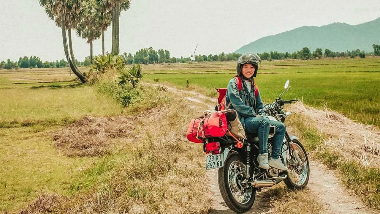 Nhiều bạn trẻ chọn xe máy là hình thức di chuyển khi du lịch An Giang