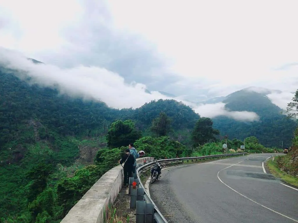 Phượt xe máy bạn sẽ được thoải mái chiêm ngưỡng khung cảnh thiên nhiên tuyệt đẹp dọc đường đi