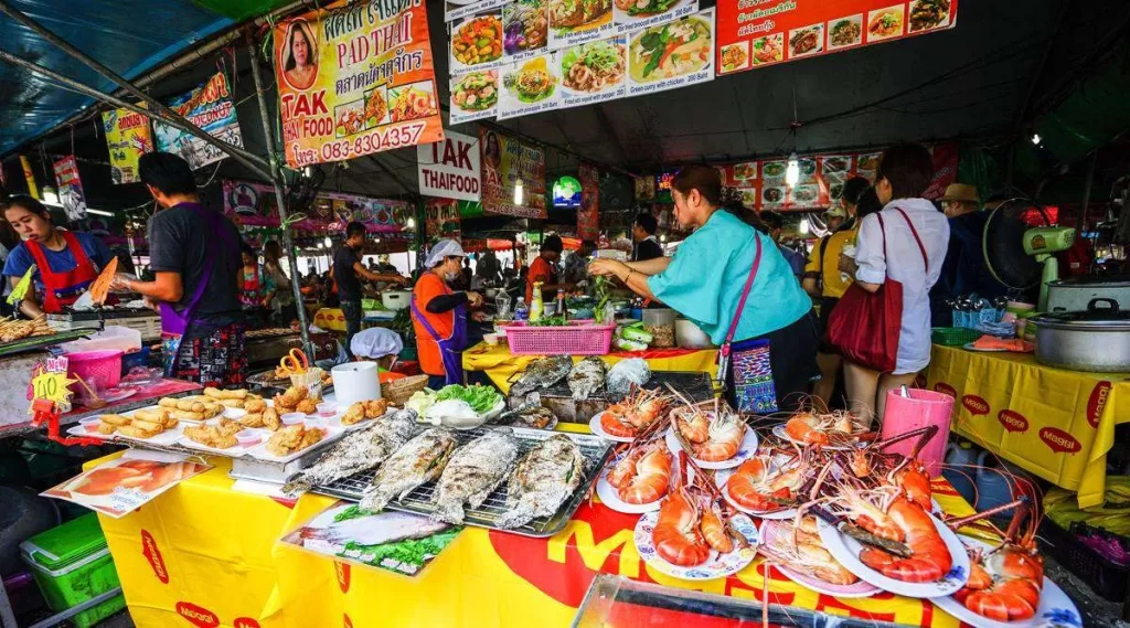 Chợ Chatuchak là điểm bán đồ hải sản khô làm quà