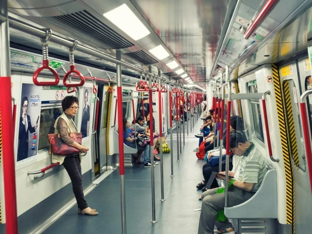 Tàu điện ngầm là phương tiện di chuyển phổ biến và tiết kiệm