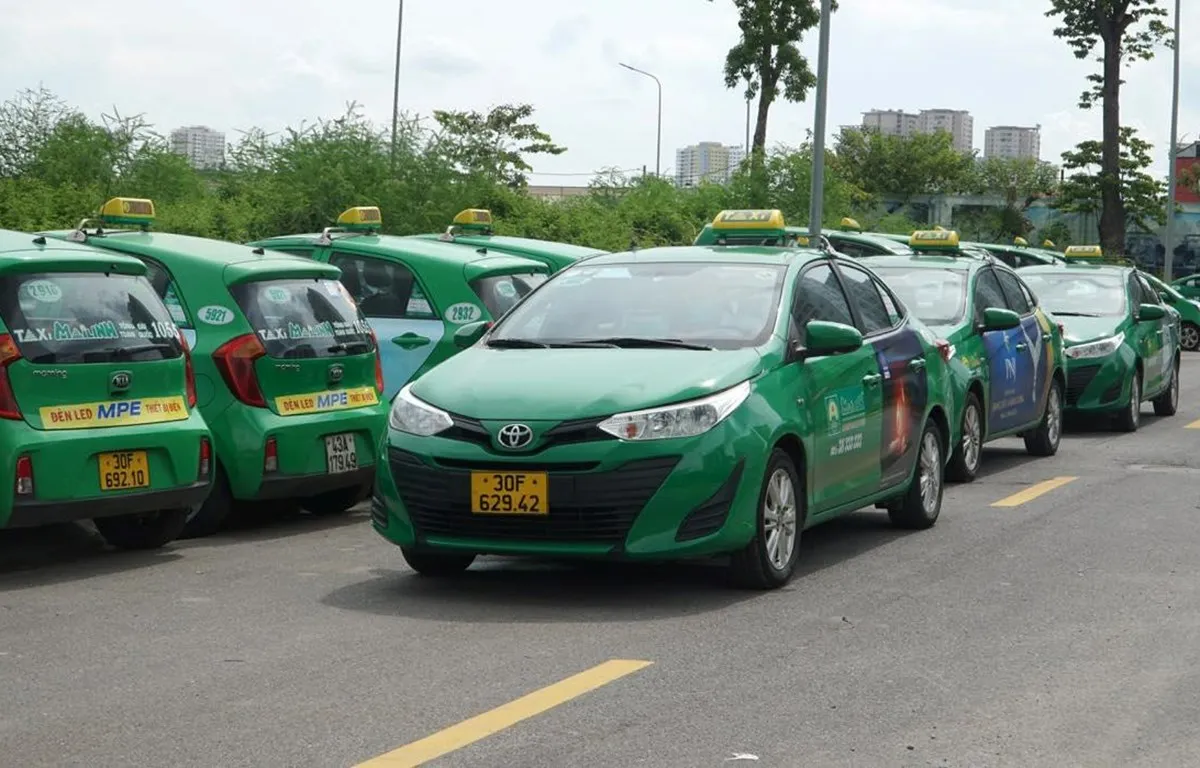 Taxi là phương tiện di chuyển phổ biến từ sân bay về thành phố Điện Biên