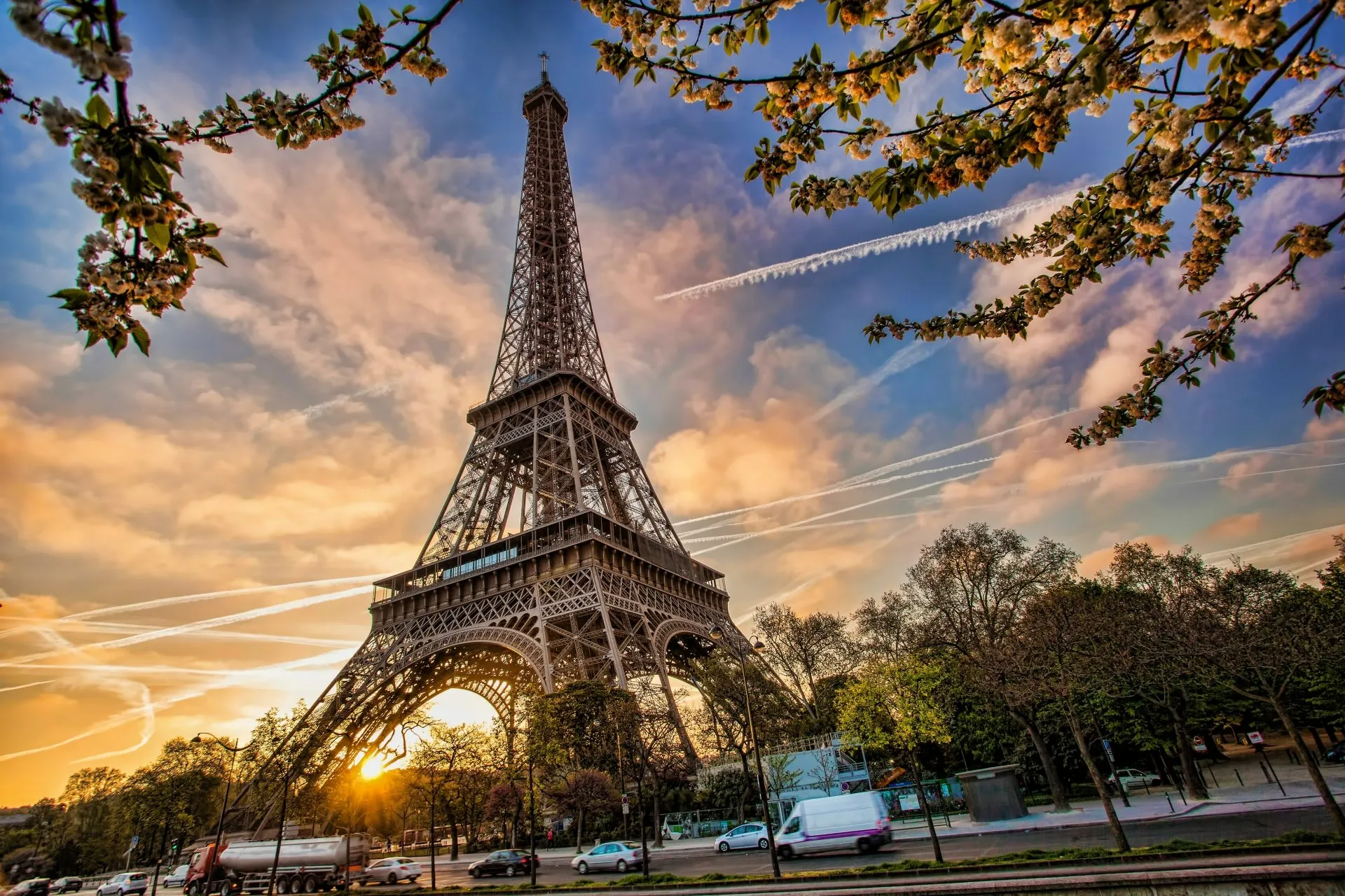 Tháp Eiffel - Biểu tượng nổi tiếng của nước Pháp